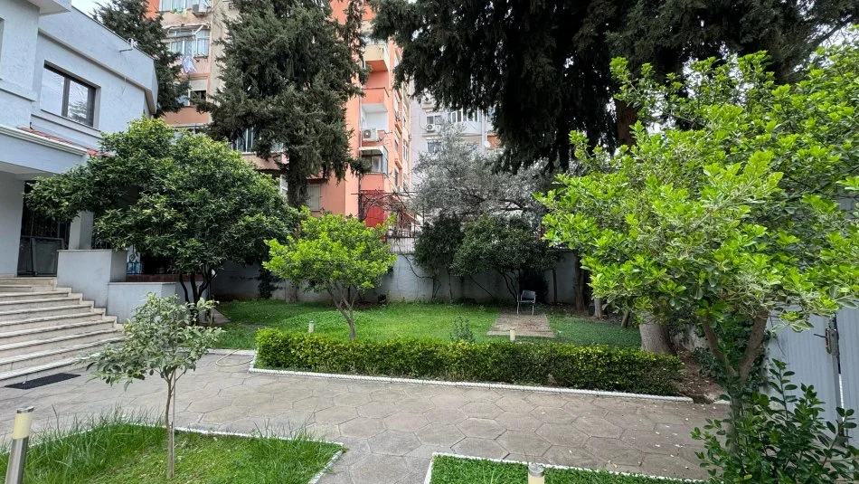 Tirane, jepet me qera Vile 3+1+Ballkon Kati 0, 500 m² 2.600 € (Selite)