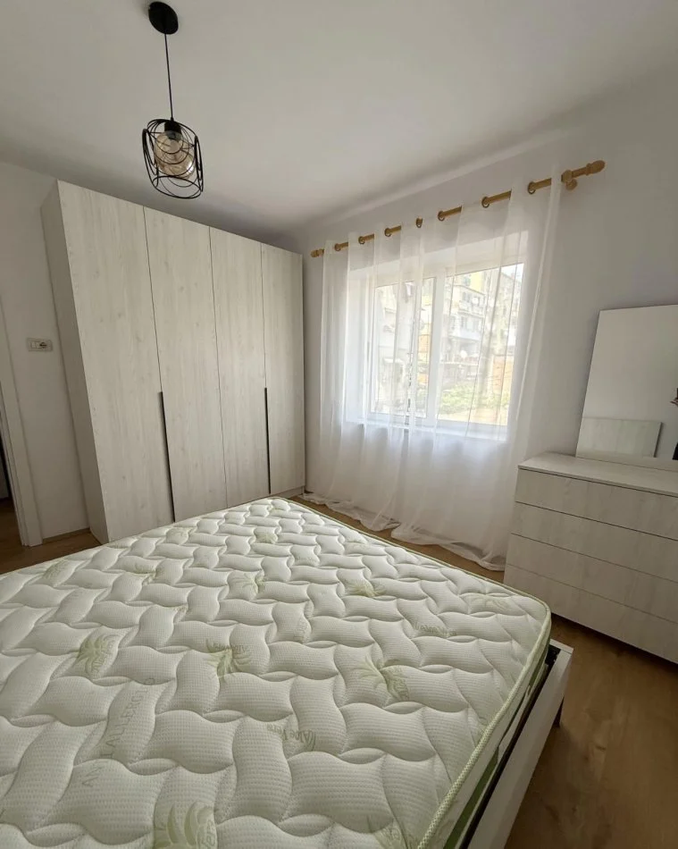 Tirane, jepet me qera apartament 1+1+Ballkon Kati 2, 56 m² 490 € (Rr Bardhyl)