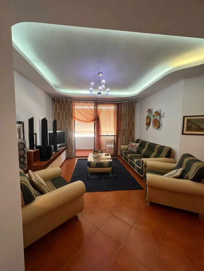 Tirane, jepet me qera apartament 2+1+Ballkon Kati 8, 120 m² 700 € (Rruga e kavajes)