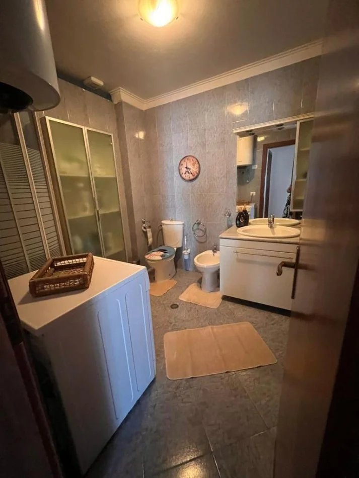 Tirane, jepet me qera apartament 2+1+Ballkon Kati 8, 120 m² 700 € (Rruga e kavajes)