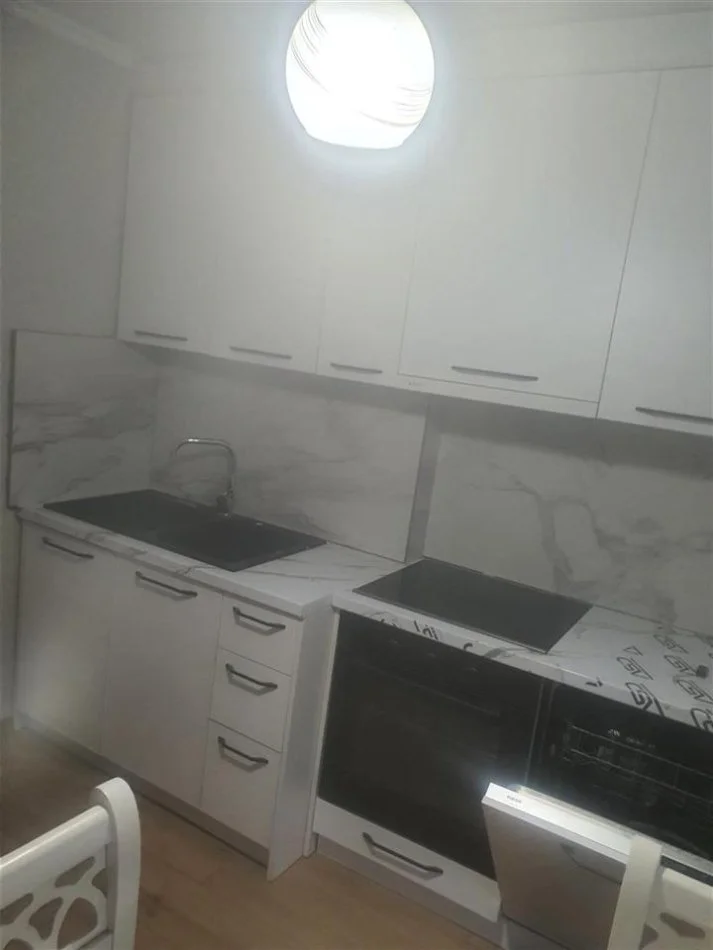 Tirane, jepet me qera apartament 2+1 , 80 m² 700 € (Sheshi Willson, prane shkolles Petronini)