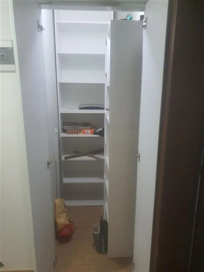 Tirane, jepet me qera apartament 2+1 , 80 m² 700 € (Sheshi Willson, prane shkolles Petronini)