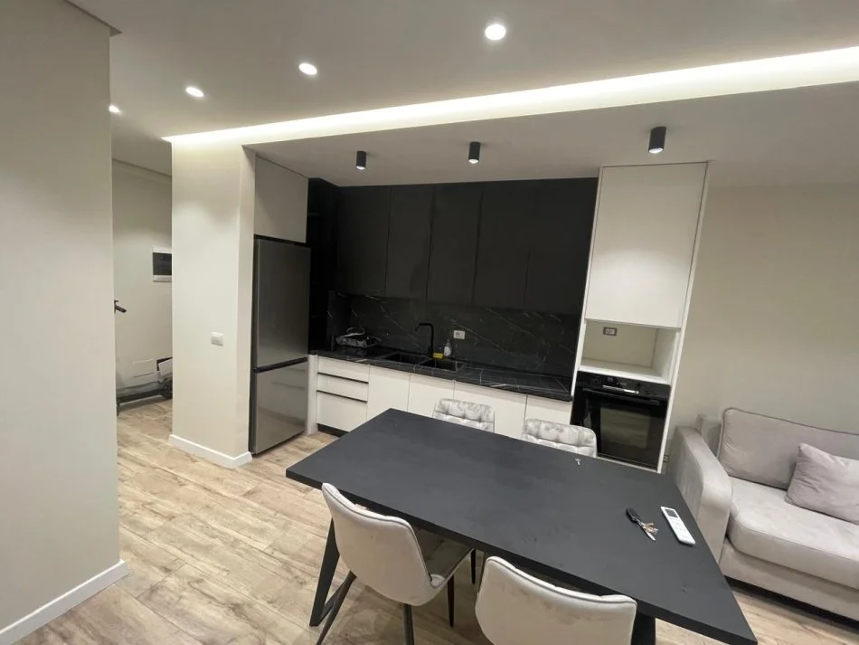 Tirane, jepet me qera apartament 2+1 Kati 8, 95 m² 600 € ('Univers City' , prane QTU)