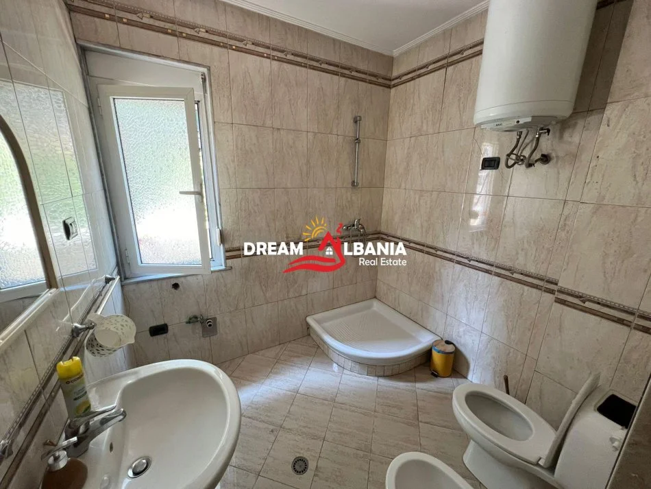 Tirane, jepet me qera zyre Kati 2, 80 m² 1.000 € (ne zonen e Bllokut ne Rrugen “Pjeter Bogdani”)