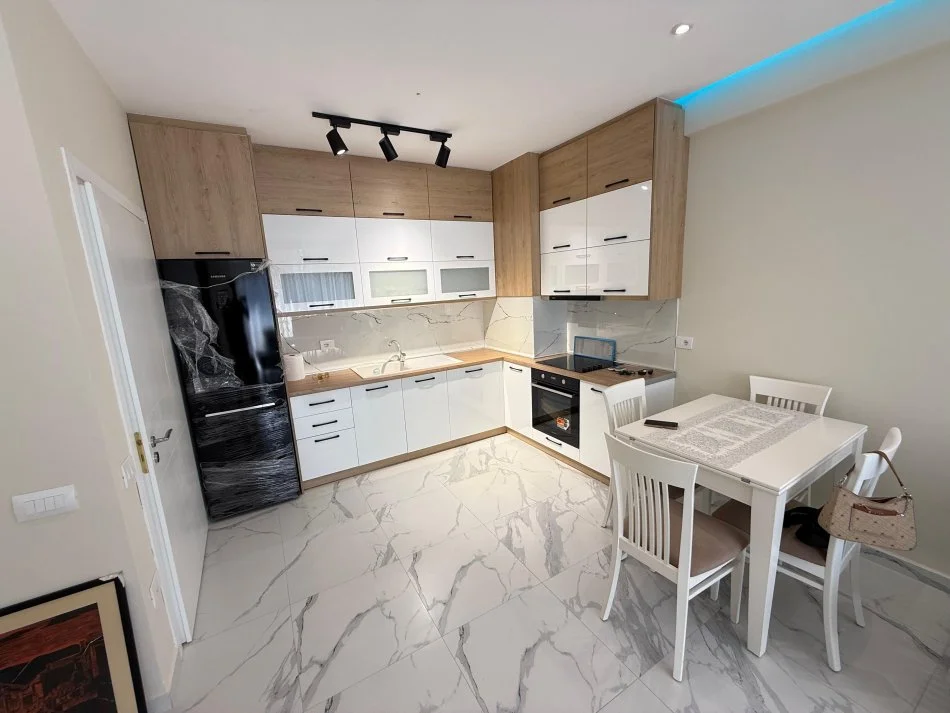 Tirane, jap me qera apartament 1+1 Kati 5, 75 m² 450 € (rruga erzen lita)