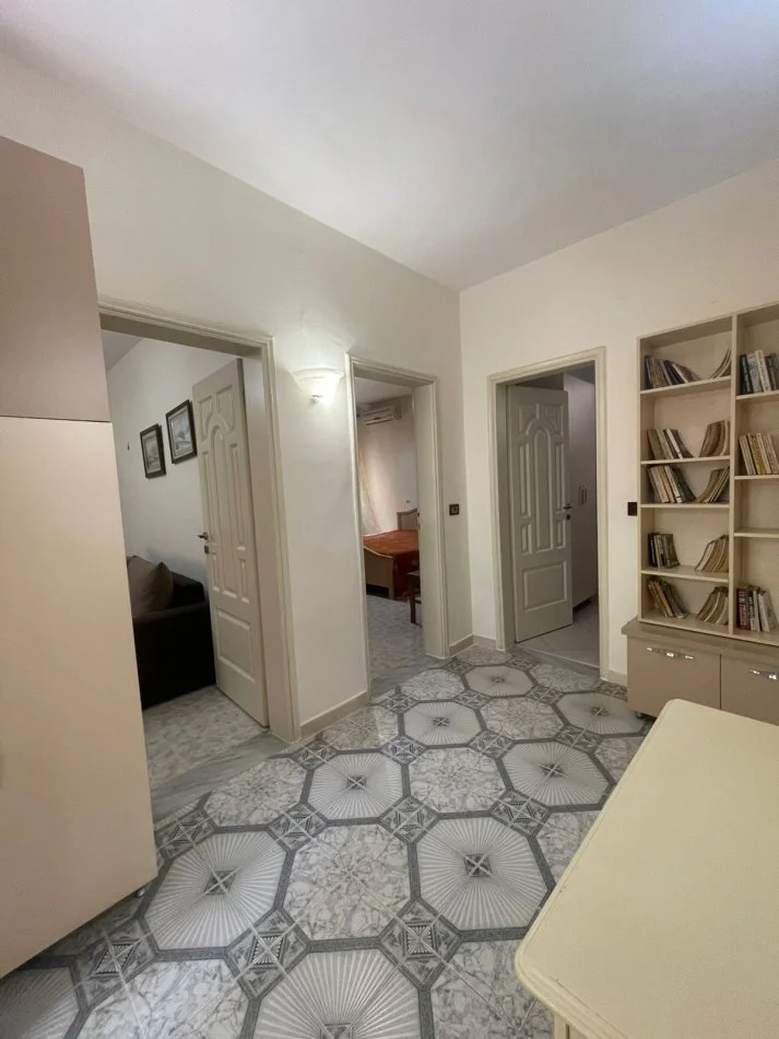 Durres, jepet me qera shtepi Kati 3, 30.000 € 