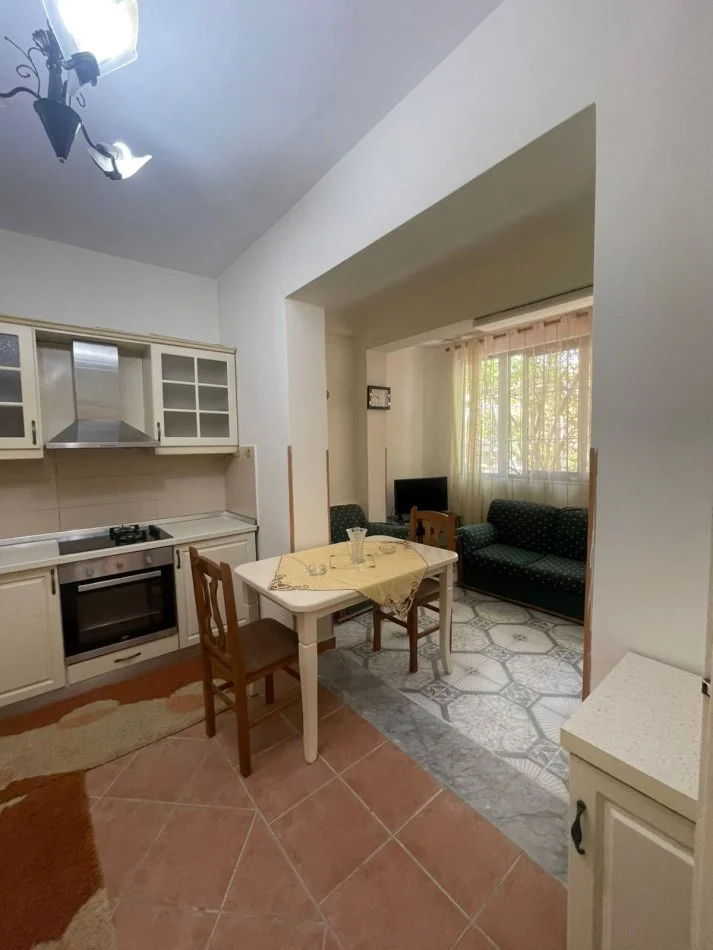 Durres, jepet me qera shtepi Kati 3, 30.000 € 