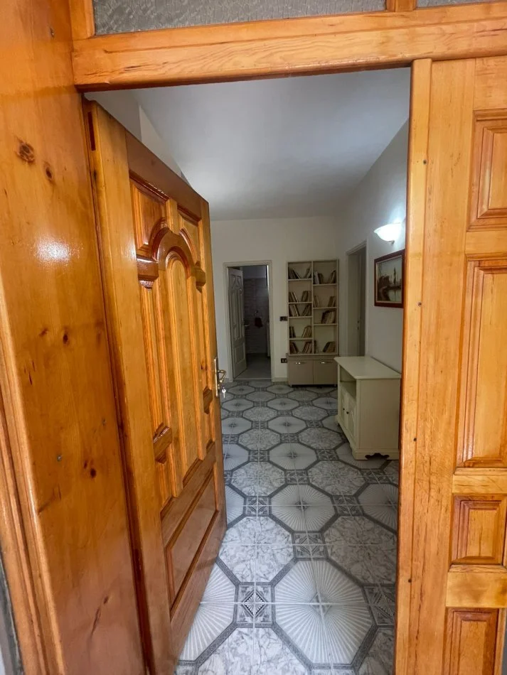 Durres, jepet me qera shtepi Kati 3, 30.000 € 