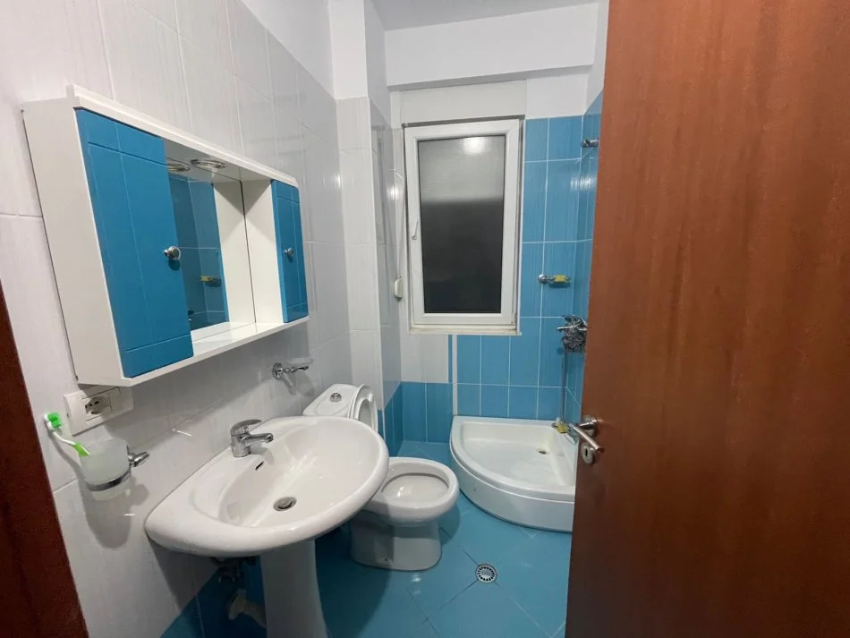 Tirane, jepet me qera apartament 2+1+Ballkon Kati 2, 90 m² 550 € (hamdi sina)