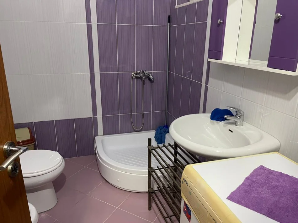 Tirane, jepet me qera apartament 2+1+Ballkon Kati 2, 90 m² 550 € (hamdi sina)