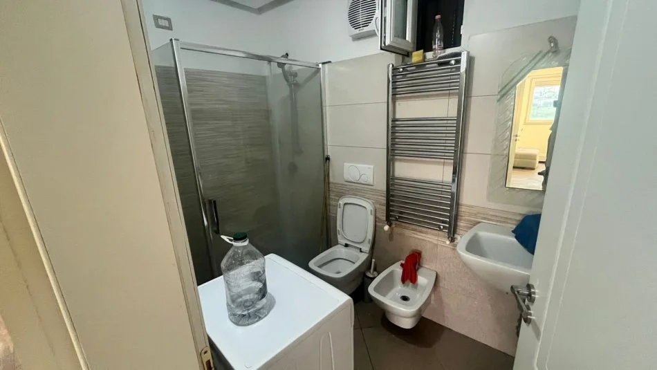 Tirane, jepet me qera apartament 2+1+Ballkon Kati 5, 70 m² 650 € (Rr Kavajes)