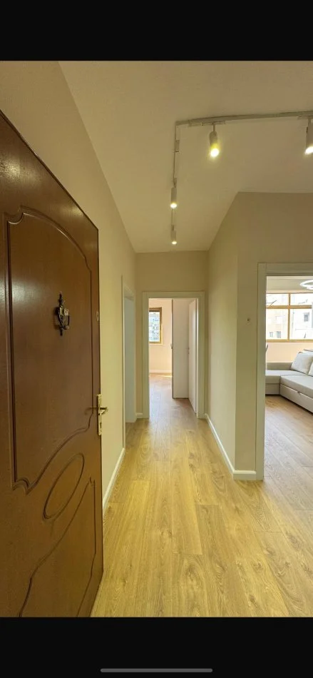 Tirane, jepet me qera apartament 2+1 , 70 m² 650 € (Kongresi i Lushnjes)