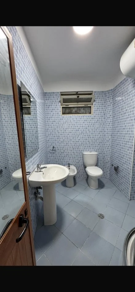 Tirane, jepet me qera apartament 2+1 , 70 m² 650 € (Kongresi i Lushnjes)