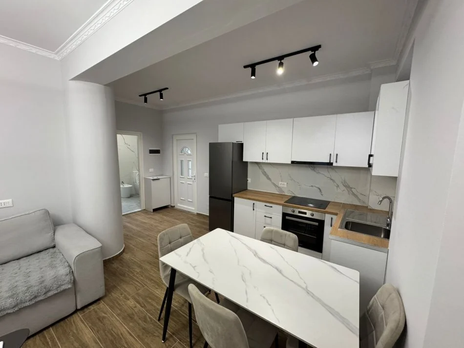 Tirane, jepet me qera apartament 1+1 Kati 2, 70 m² 400 € (Astir , prane Vila L)