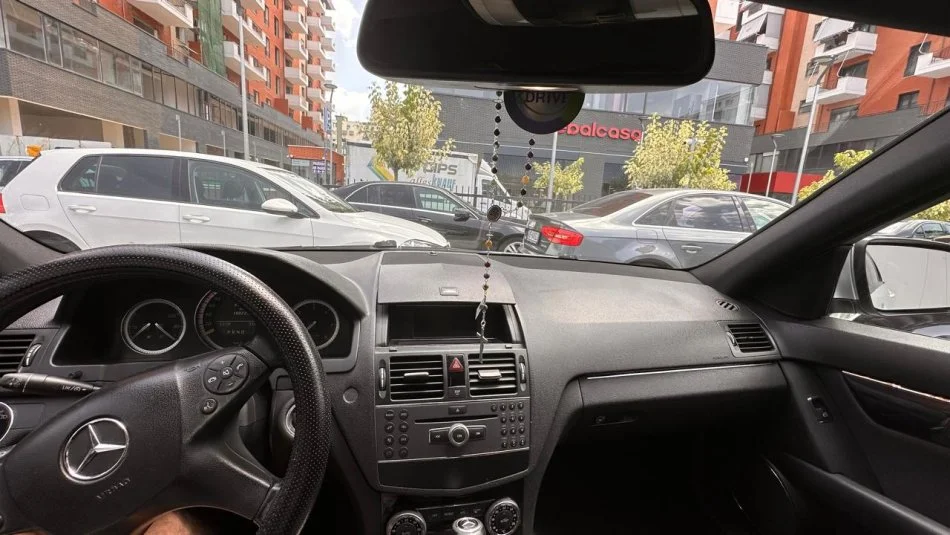 Tirane, shes makine Benz C Class W204 Nafte, gri metalizato automatik 180.000 km 5.500 €