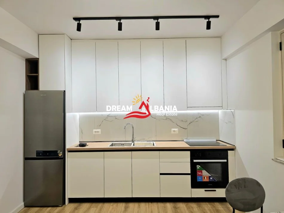 Tirane, jepet me qera apartament 1+1+Ballkon Kati 4, 70 m² 600 € (Ne Myslym Shyr)