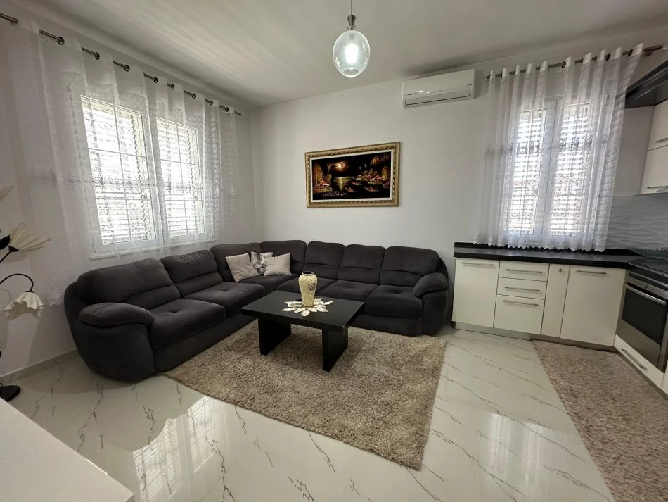 Tirane, jepet me qera Vile 2 Katshe+1 Post Parkimi , 174 m² 650 € (Rruga Jordan Misja)
