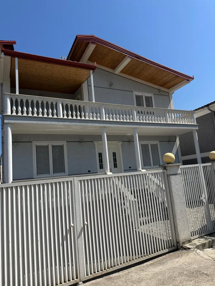 Tirane, jepet me qera Vile 2 Katshe+1 Post Parkimi , 174 m² 650 € (Rruga Jordan Misja)