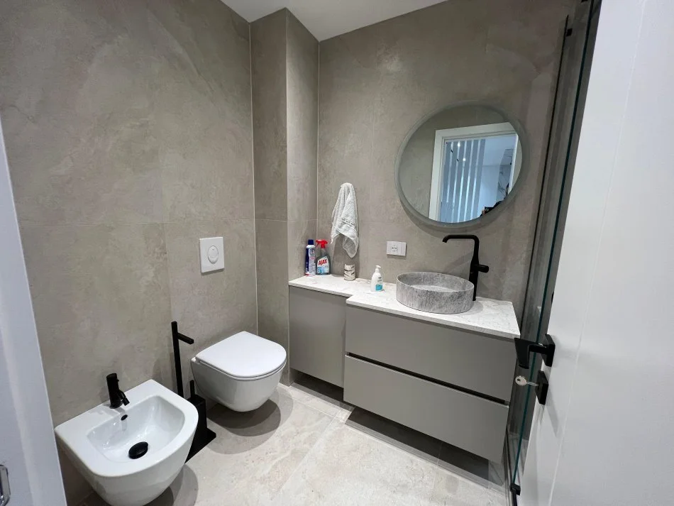 Tirane, jepet me qera apartament 1+1+Ballkon Kati 4, 67 m² 900 € (Kompleksi Olimpik)