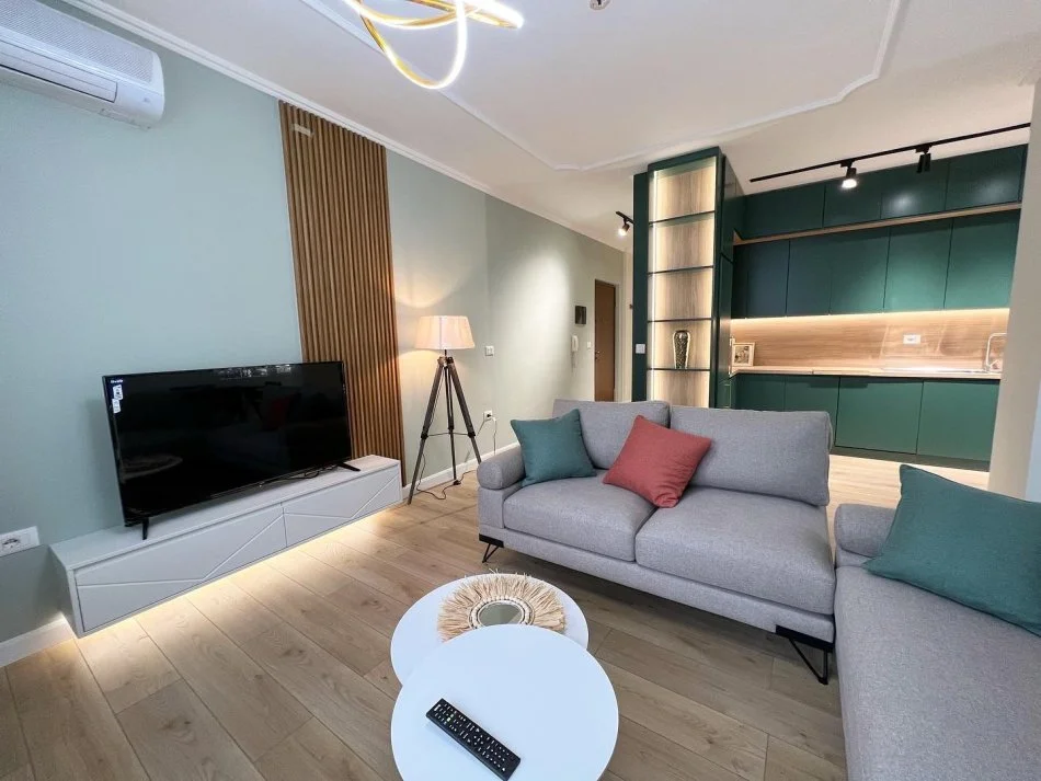 Tirane, jepet me qera apartament 1+1+Ballkon Kati 3, 100 m² 950 € (KOMUNA PARISIT)