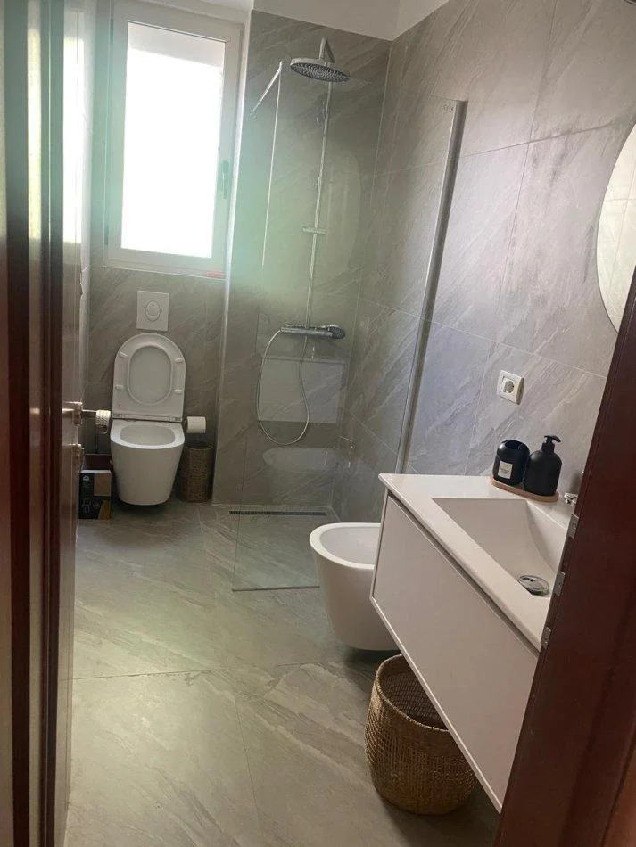 Tirane, jepet me qera apartament 1+1 Kati 2, 65 m² 500 € (Perballe Kristal Center prane Big Market)