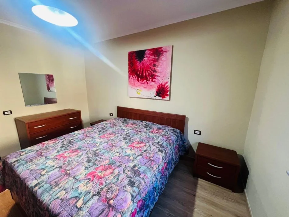 Tirane, jepet me qera apartament 2+1 Kati 4, 70 m² 600 € (Rr kosovareve)