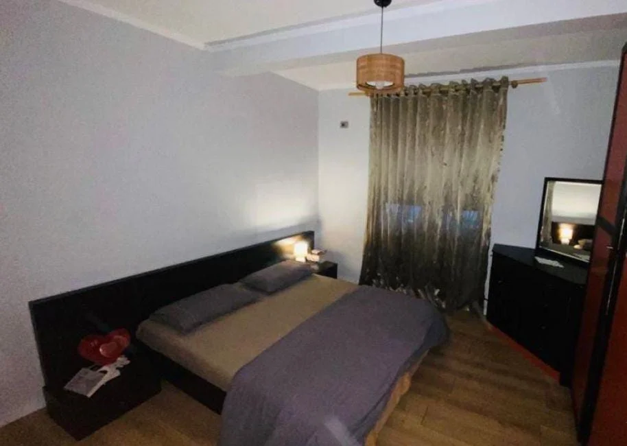 Tirane, jepet me qera apartament 2+1+Ballkon Kati 3, 100 m² 650 € (vasil shanto)