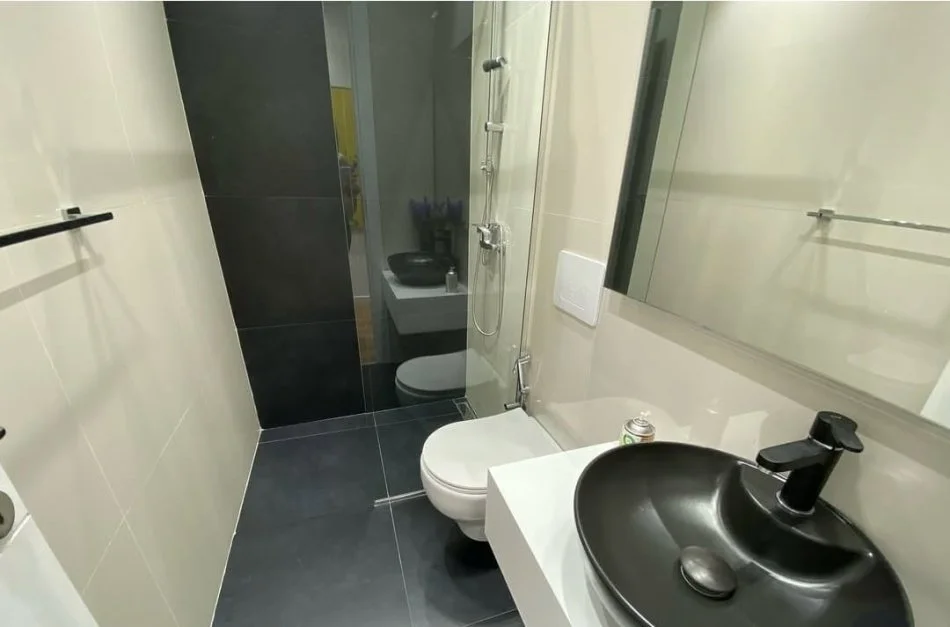 Tirane, jepet me qera apartament 2+1+Ballkon Kati 9, 100 m² 1.000 € (Garda)