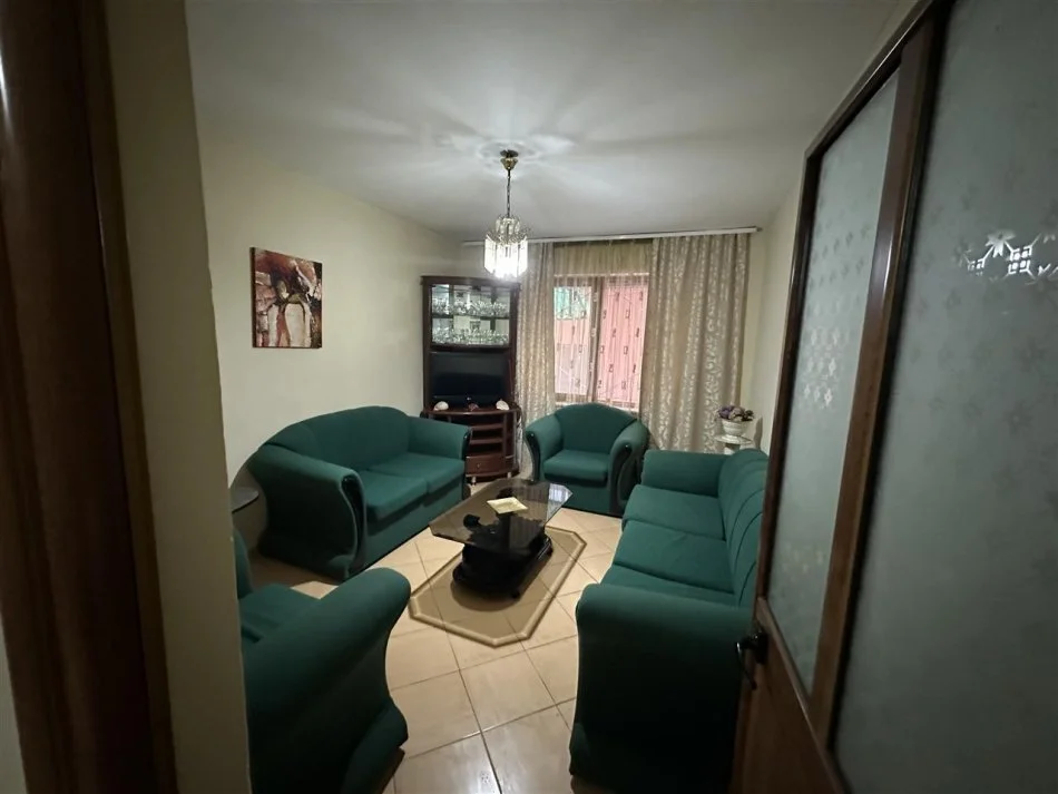 Tirane, jepet me qera apartament 1+1 Kati 1, 70 m² 350 € (Perballe Bar Artistit)