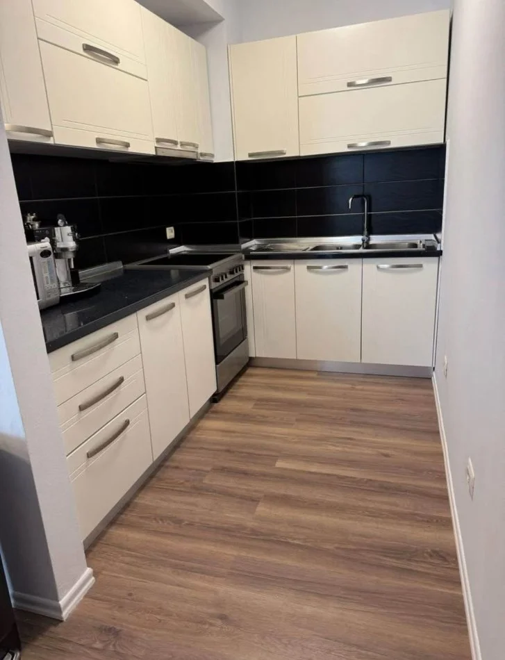 Tirane, jepet me qera apartament 2+1 Kati 4, 100 m² 850 € (Liqeni i Thate, Kompleksi Kolombo)