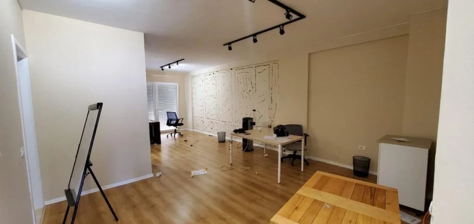 Tirane, jepet me qera apartament 2+1 Kati 8, 142 m² 1.000 € (Komuna Parisit Prane Da Capo)