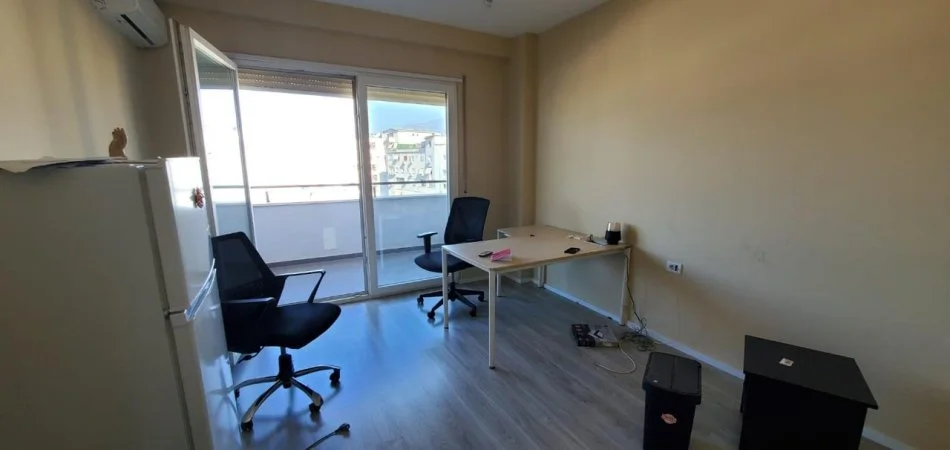 Tirane, jepet me qera apartament 2+1 Kati 8, 142 m² 1.000 € (Komuna Parisit Prane Da Capo)