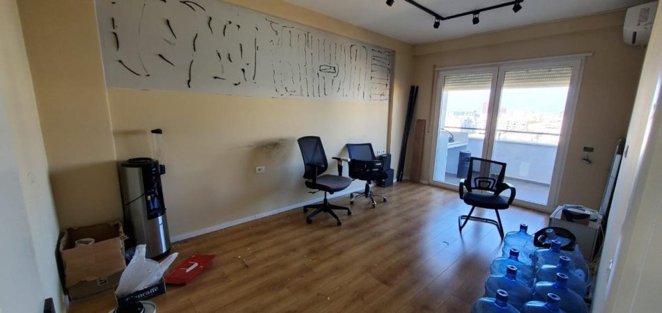 Tirane, jepet me qera apartament 2+1 Kati 8, 142 m² 1.000 € (Komuna Parisit Prane Da Capo)