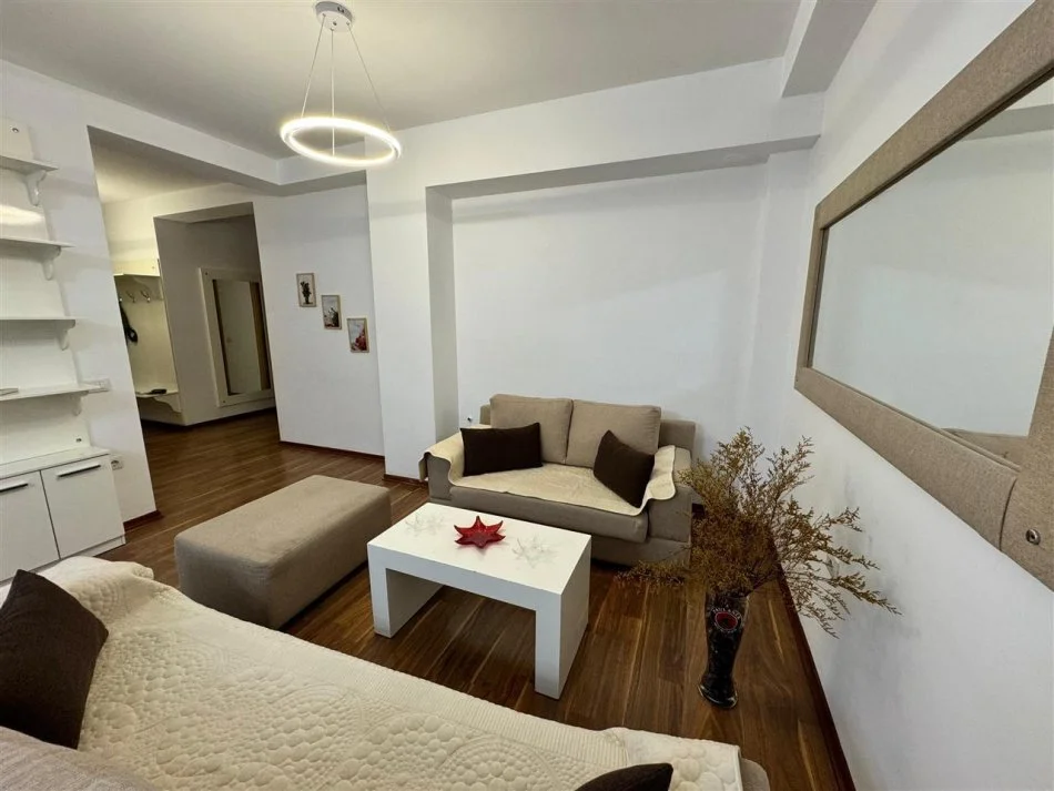 Tirane, jepet me qera apartament 3+1 Kati 5, 146 m² 1.000 € (Liqeni i thate prane Hotel Sokrati)