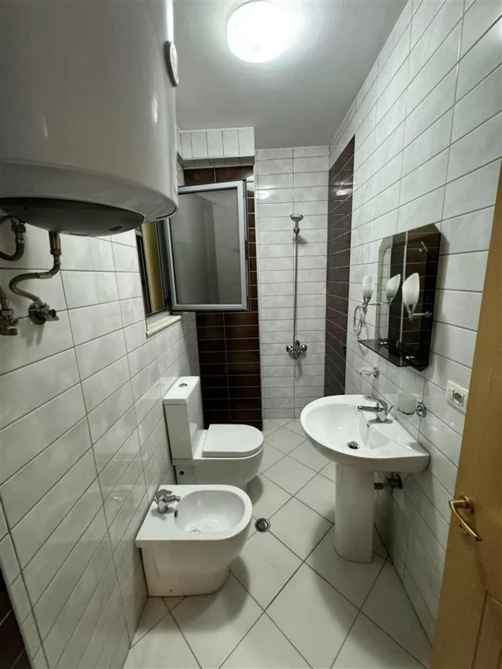 Tirane, jepet me qera apartament 3+1 Kati 5, 146 m² 1.000 € (Liqeni i thate prane Hotel Sokrati)