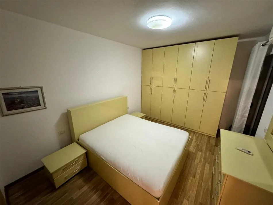 Tirane, jepet me qera apartament 3+1 Kati 5, 146 m² 1.000 € (Liqeni i thate prane Hotel Sokrati)
