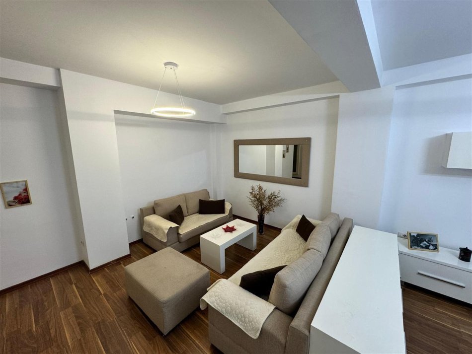 Tirane, jepet me qera apartament 3+1 Kati 5, 146 m² 1.000 € (Liqeni i thate prane Hotel Sokrati)