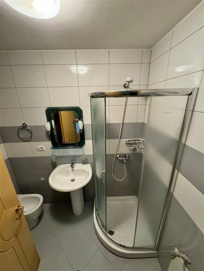 Tirane, jepet me qera apartament 3+1 Kati 5, 146 m² 1.000 € (Liqeni i thate prane Hotel Sokrati)