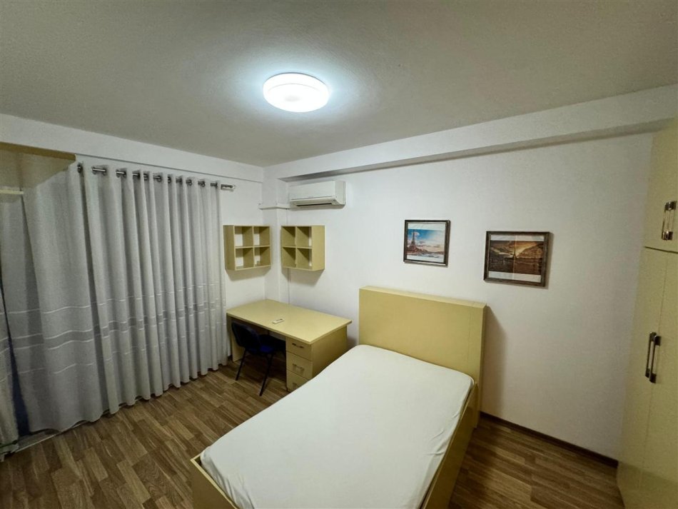 Tirane, jepet me qera apartament 3+1 Kati 5, 146 m² 1.000 € (Liqeni i thate prane Hotel Sokrati)