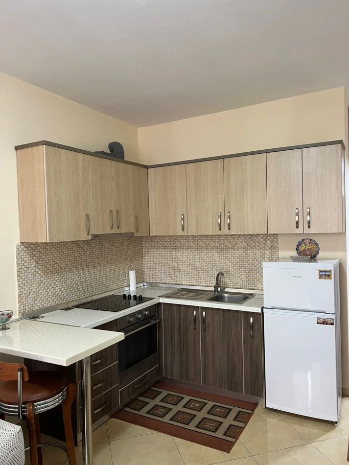 Tirane, jepet me qera garsonier 1+1 Kati 2, 35 m² 300 € (Rruga Besim Alla)