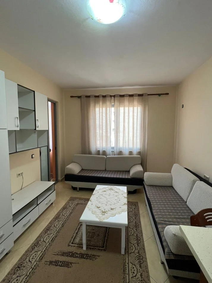 Tirane, jepet me qera garsonier 1+1 Kati 2, 35 m² 300 € (Rruga Besim Alla)