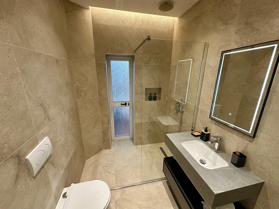 Tirane, jepet me qera apartament 2+1 Kati 3, 85 m² 700 € (Prane Drejtorise se Policise Bulevardi Zhan Dark)
