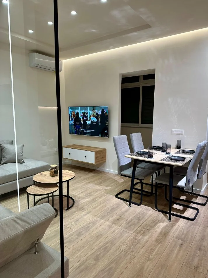 Tirane, jepet me qera apartament 2+1 Kati 3, 85 m² 700 € (Prane Drejtorise se Policise Bulevardi Zhan Dark)