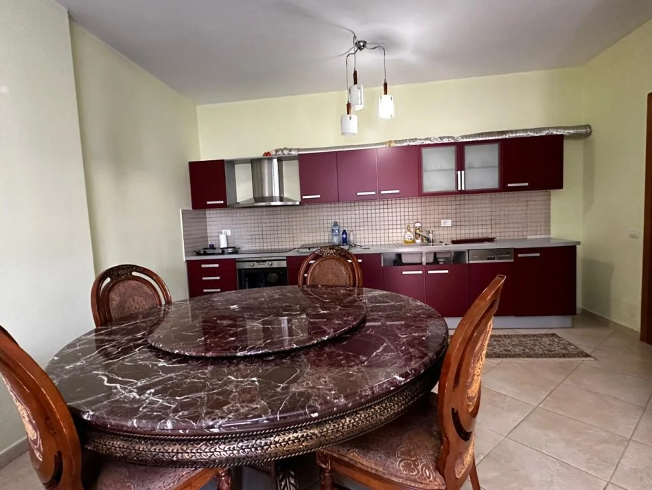 Tirane, jepet me qera apartament 2+1+Ballkon Kati 2, 120 m² 650 € (don bosko)