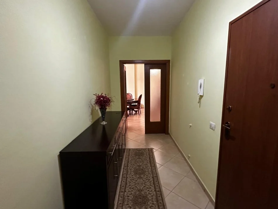 Tirane, jepet me qera apartament 2+1+Ballkon Kati 2, 120 m² 650 € (don bosko)
