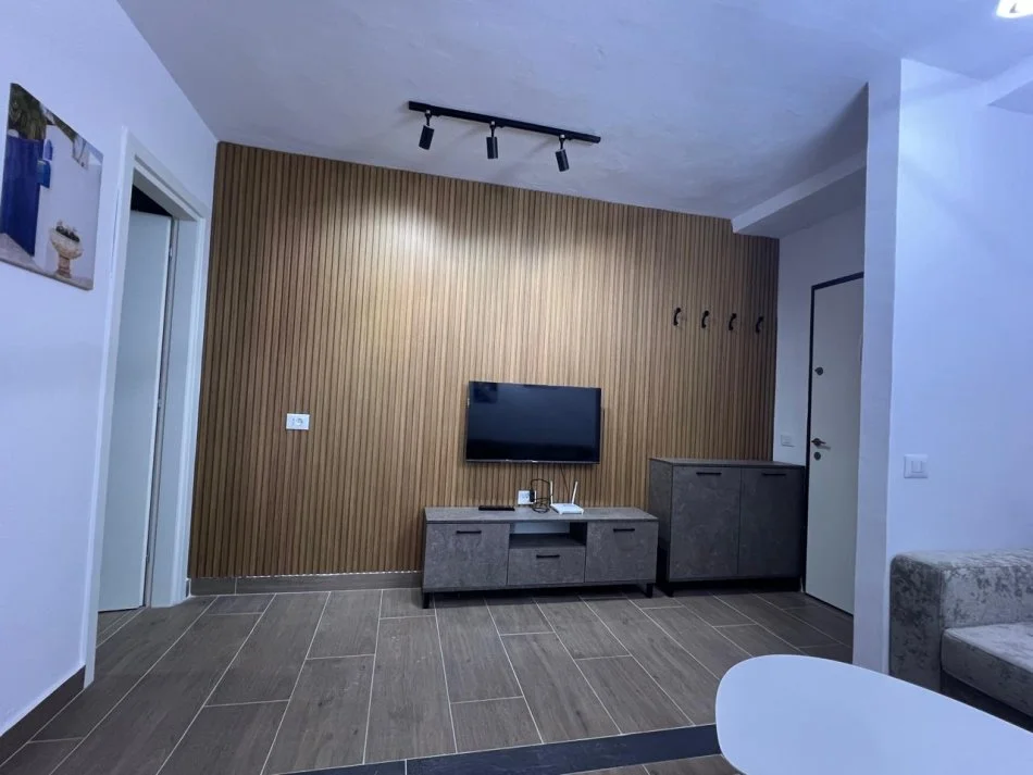 Tirane, jepet me qera apartament 1+1+Ballkon Kati 3, 65 m² 500 € (Selite)