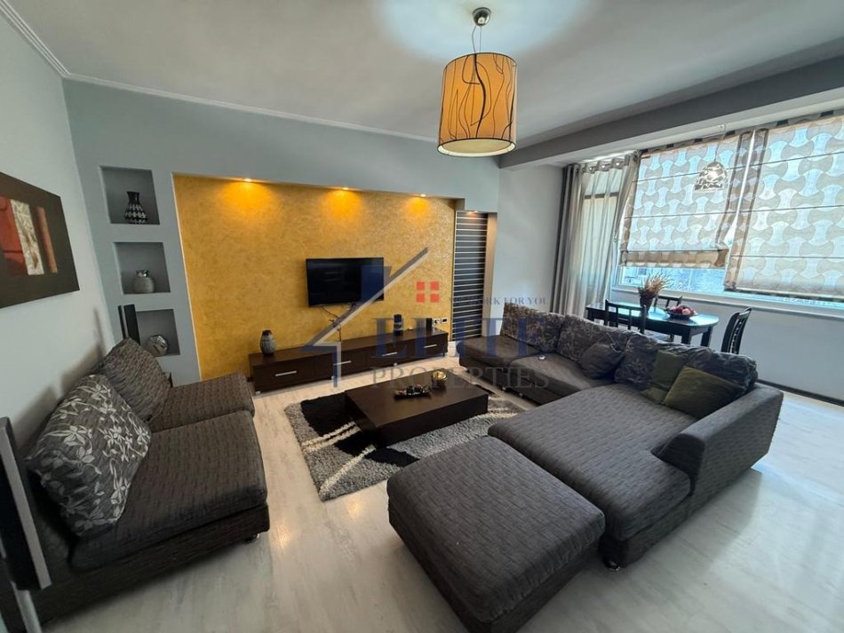 Tirane, jepet me qera apartament 2+1+Ballkon Kati 4, 100 m² 700 € 