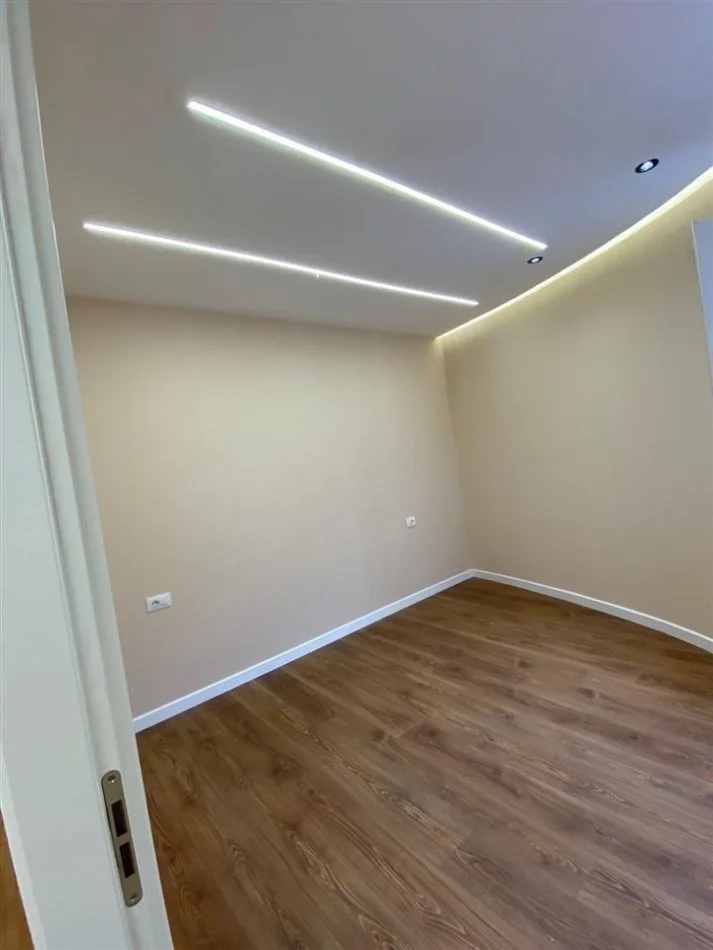 Tirane, jepet me qera apartament 1+1 Kati 5, 70 m² 650 € (Rruga Mine Peza ,Kompleksi Donika Center)