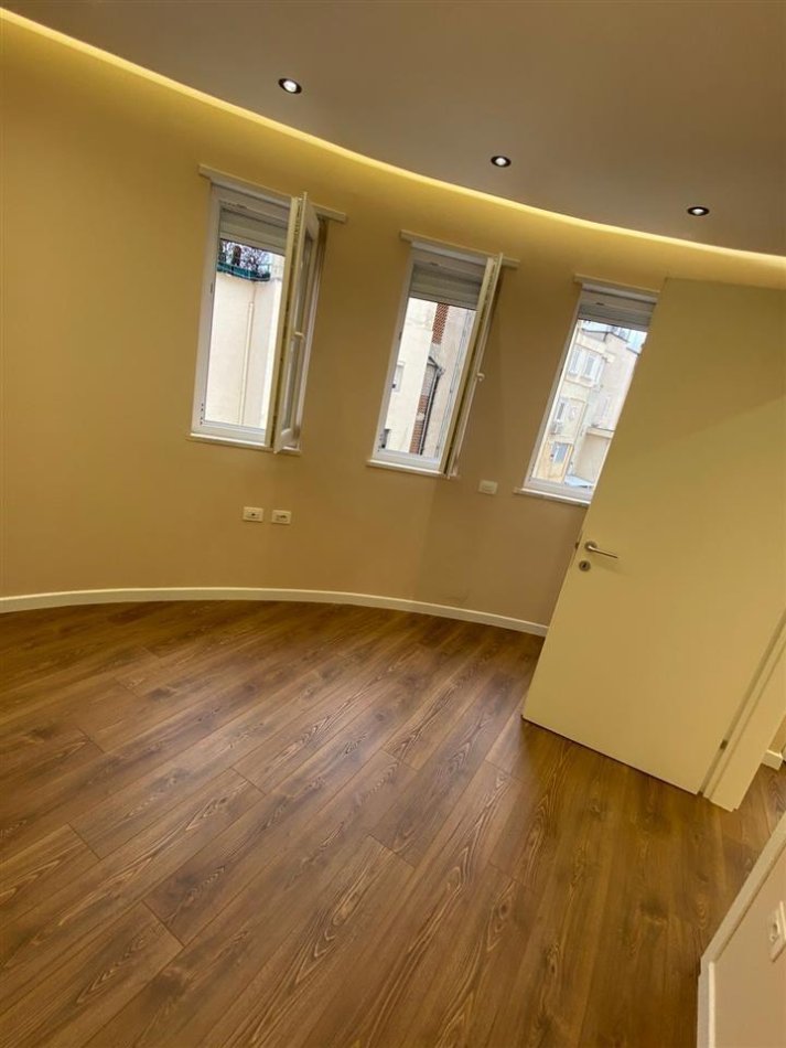 Tirane, jepet me qera apartament 1+1 Kati 5, 70 m² 650 € (Rruga Mine Peza ,Kompleksi Donika Center)