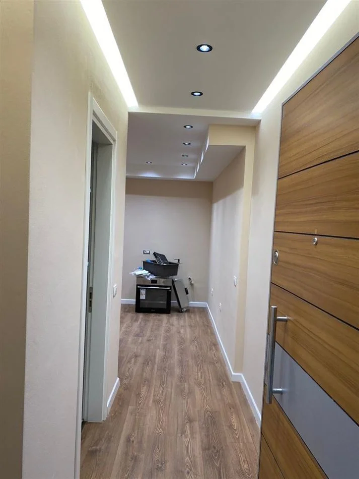 Tirane, jepet me qera apartament 1+1 Kati 5, 70 m² 650 € (Rruga Mine Peza ,Kompleksi Donika Center)
